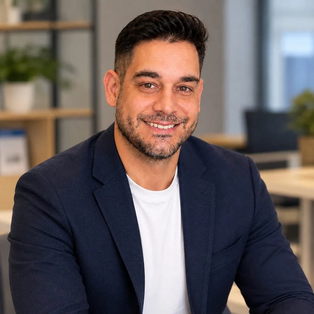 Retrato profesional autorizado de Alejandro Giménez Muñoz, asesor comercial de CreHado Digital