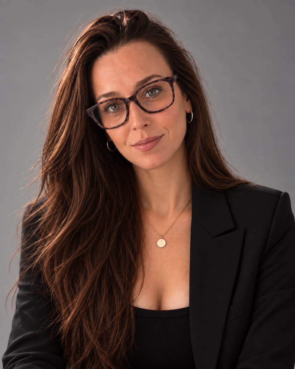 Retrato profesional autorizado de Delfina Del Mar Zalazar, directora comercial para Américas de CreHado Digital