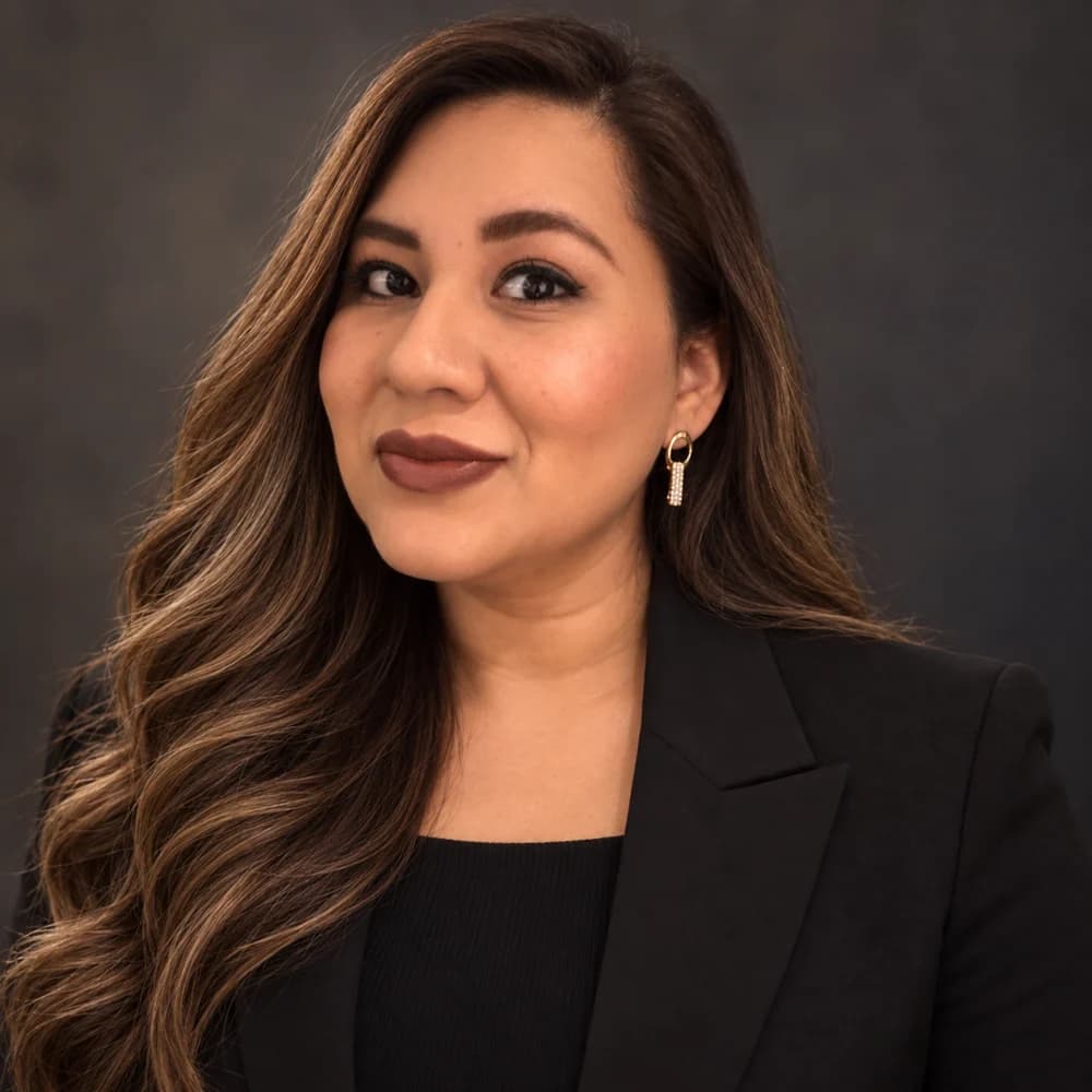 Retrato profesional autorizado de Karla Anaid Méndez Anguiano, directora comercial para México de CreHado Digital