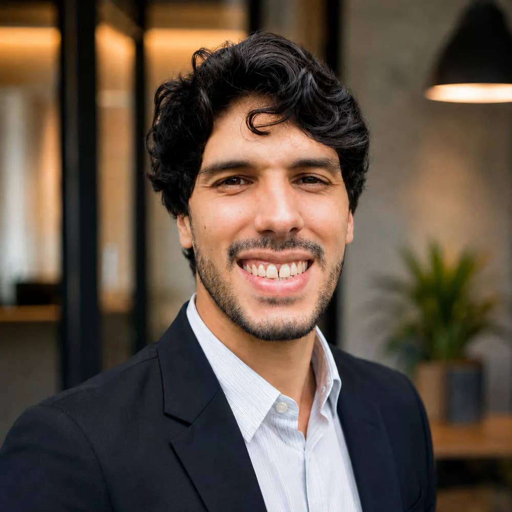 Retrato profesional autorizado de Germán Enrique Reyna Esclusa, asesor comercial de CreHado Digital