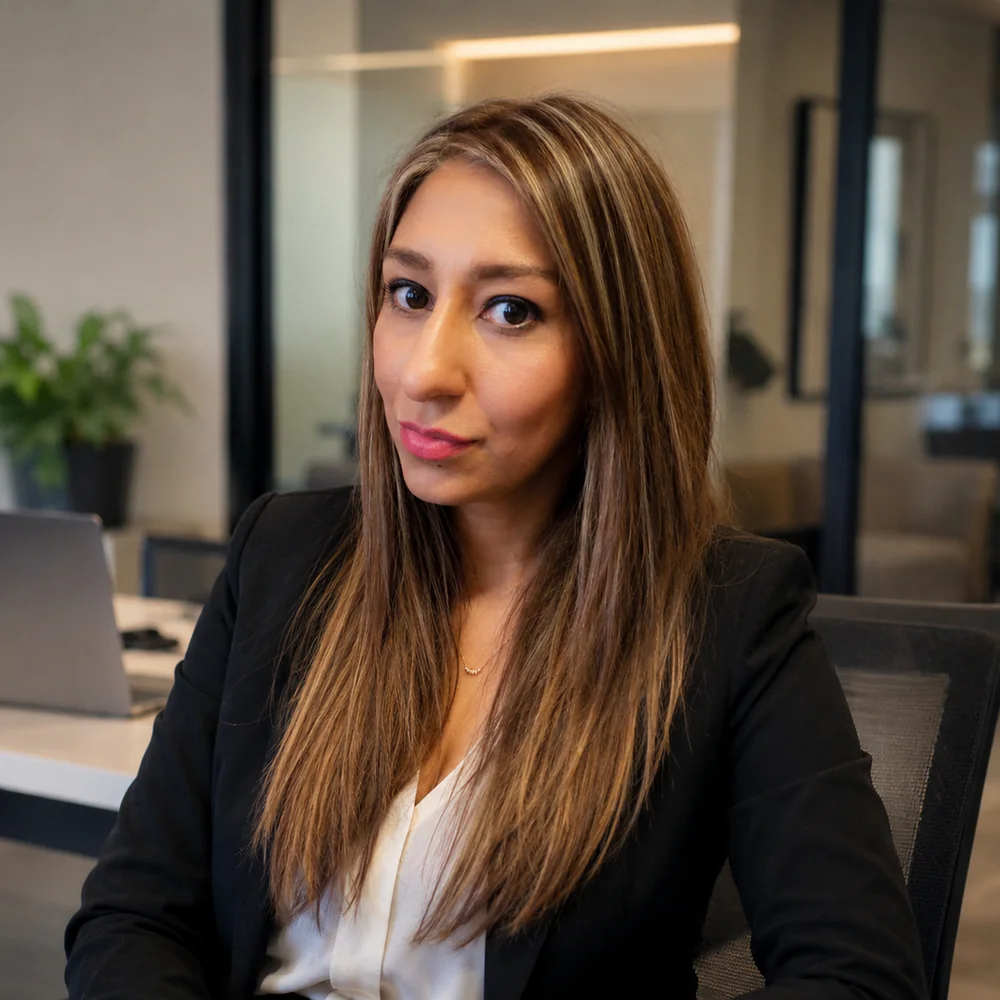 Retrato profesional autorizado de Mayela Márquez Perea, asesora comercial de CreHado Digital